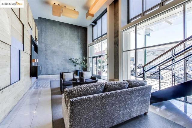 311 Oak St, Oakland CA: https://media.crmls.org/mediaz/957a081d-a7a5-44d8-9261-1136f5dffd0c.jpg