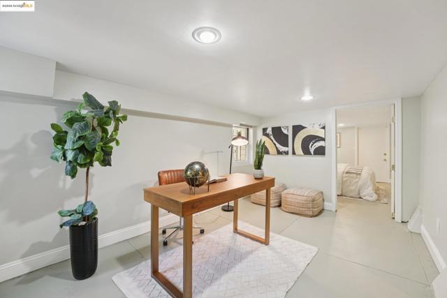 2002 Chestnut St, Oakland CA: https://media.crmls.org/mediaz/957a2a44-f2c0-4606-8bf6-07d9e601a910.jpg