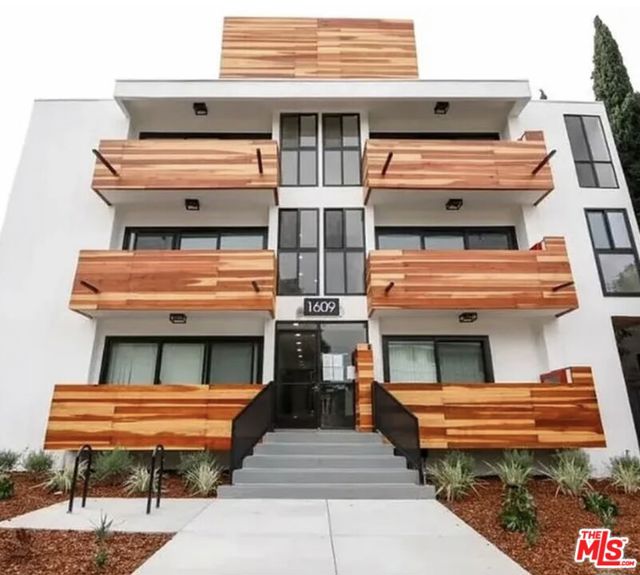 1609 Veteran Avenue, Los Angeles CA: https://media.crmls.org/mediaz/957a8aa8-6cd2-4df0-adad-a797e54fe5fc.jpg