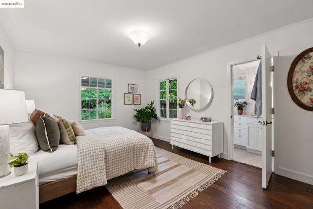 5550 Snake Road, Oakland CA: https://media.crmls.org/mediaz/957b60cc-6d09-4c34-8008-e1b421d2cd02.jpg