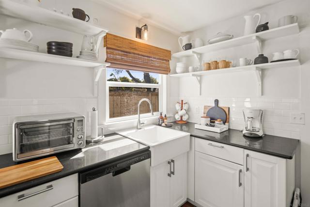 950 Olive Ave, Coronado CA: https://media.crmls.org/mediaz/957c28c3-4373-4c61-a469-72f840e3f3d3.jpg
