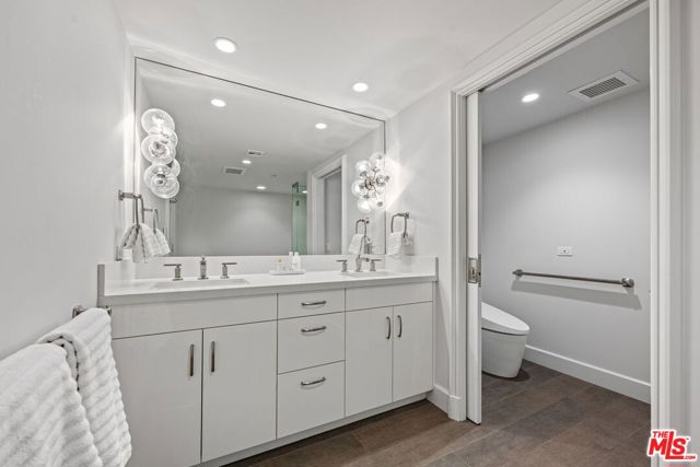 701 Ocean Avenue, Santa Monica CA: https://media.crmls.org/mediaz/957ccfe9-9e0f-45e4-9f58-e921e65fbd3e.jpg
