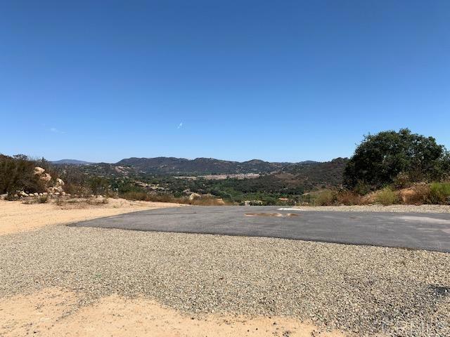 12462 Hillpoint Court, Valley Center CA: https://media.crmls.org/mediaz/957ce506-9c15-450f-bdd2-37fb32e5b2b2.jpg