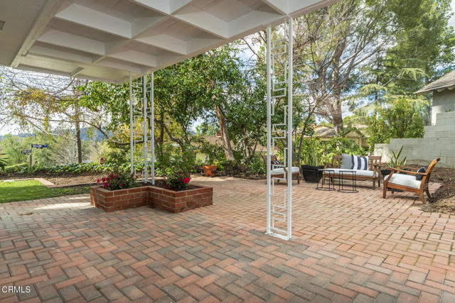 5045 Redwillow Lane, La Canada Flintridge CA: https://media.crmls.org/mediaz/957d0574-ef71-4262-8b4c-26b2a7304da0.jpg