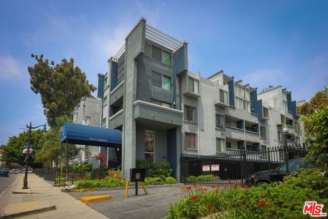 1940 N HIGHLAND Avenue, Los Angeles CA: https://media.crmls.org/mediaz/957d6186-f163-456a-be42-4200bf695973.jpg