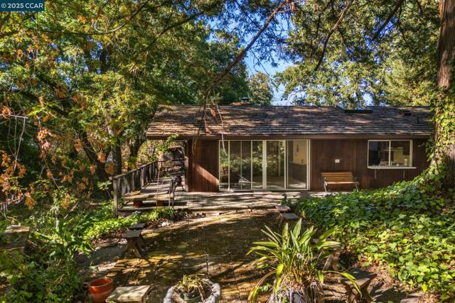 200 Lark Ln, Alamo CA: https://media.crmls.org/mediaz/957e1920-ef74-4c0f-9262-f3bc64911ed7.jpg
