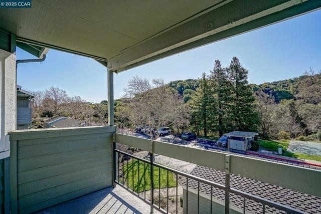 7540 Canyon Meadow Cir, Pleasanton CA: https://media.crmls.org/mediaz/957e253a-c66f-420c-9625-8a61d36be266.jpg