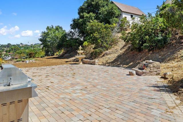 1101 York Dr., Vista CA: https://media.crmls.org/mediaz/957e66b2-1e4e-4afb-bc57-f684fb6df3c7.jpg