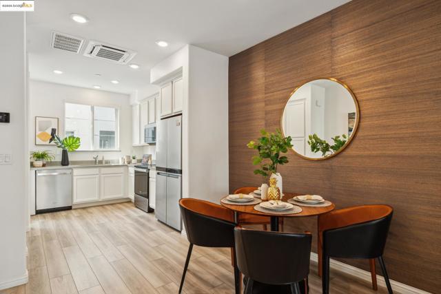 2823 Cathwood Ln, Alameda CA: https://media.crmls.org/mediaz/957fb230-6bc2-4cca-a396-f28fa4b9ba11.jpg