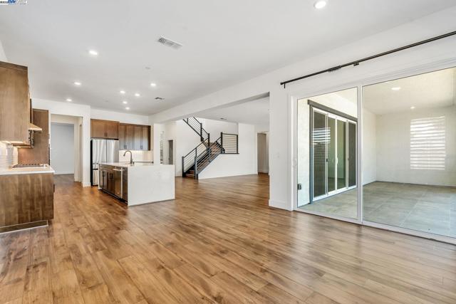 665 River Bend Dr, Lathrop CA: https://media.crmls.org/mediaz/9580665c-00d1-4bc9-94b9-fed08a700059.jpg