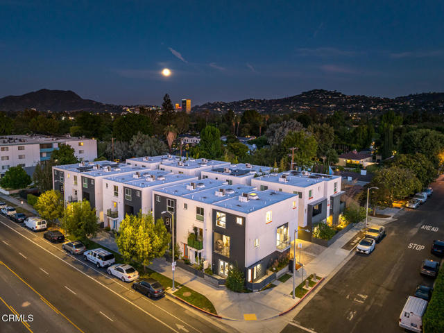11594 Riverside Drive, Valley Village CA: https://media.crmls.org/mediaz/9580b452-14af-4122-b5c3-05c6cd660c83.jpg