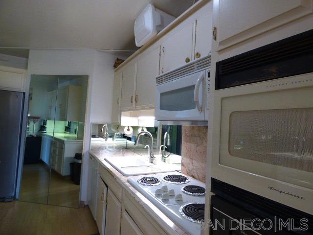 939 Coast Blvd, La Jolla CA: https://media.crmls.org/mediaz/9580f413-6172-4b2f-8c0a-61d6152e1fe4.jpg