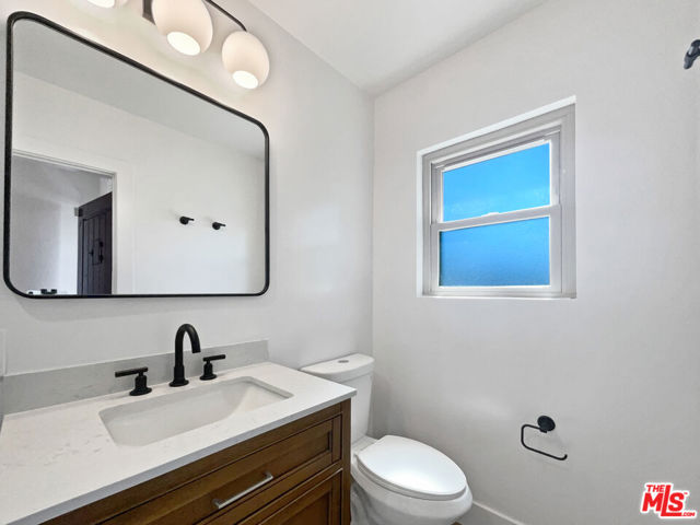 5736 Vantage Avenue, Valley Village CA: https://media.crmls.org/mediaz/958118d4-3f7c-4737-85c7-4e225bd1802a.jpg