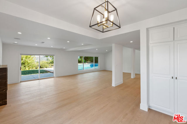 4344 Gayle Drive, Tarzana CA: https://media.crmls.org/mediaz/95822f18-3b21-40a7-944a-a6ce71784b3e.jpg