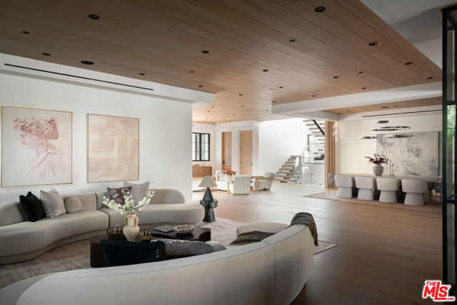 23615 Long Valley Road, Hidden Hills CA: https://media.crmls.org/mediaz/958380e0-5010-4ee2-a6c8-d6e9072c57ce.jpg