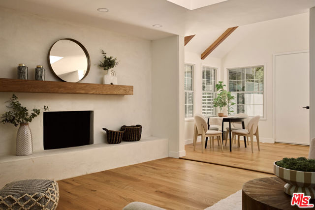 5271 Woodlake Avenue, Woodland Hills CA: https://media.crmls.org/mediaz/9583dfb9-1a9a-4348-913f-89713b2d6cd0.jpg