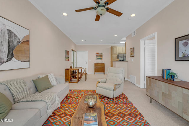 300 N El Molino Avenue, Pasadena CA: https://media.crmls.org/mediaz/9584ceb6-b18a-4588-936f-61ba8e7d8ce6.jpg