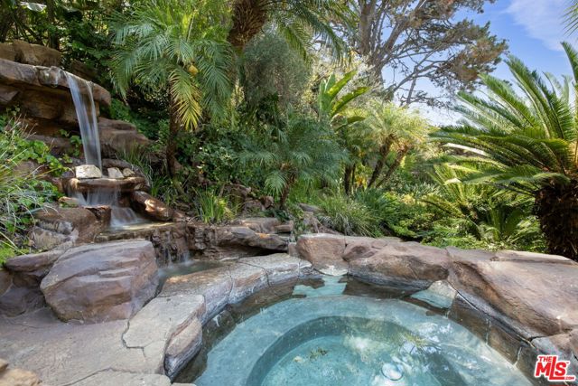 515 Warner Avenue, Los Angeles CA: https://media.crmls.org/mediaz/9584dec4-a31c-43d0-b7e7-6d62e4ef3c35.jpg