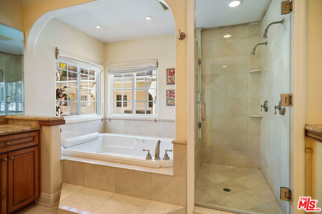 10655 Camarillo Street, Toluca Lake CA: https://media.crmls.org/mediaz/95850153-0892-4dfc-914e-943064e7d22a.jpg
