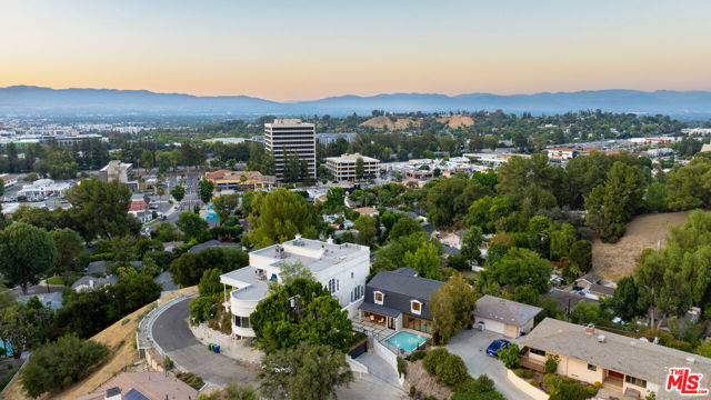 5132 Escobedo Drive, Woodland Hills CA: https://media.crmls.org/mediaz/95853f89-15aa-4dc1-a13d-6f75193bac27.jpg
