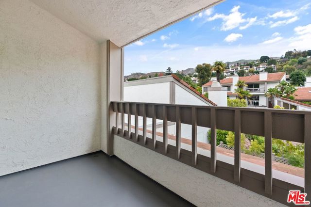 17114 Palisades Circle, Pacific Palisades CA: https://media.crmls.org/mediaz/958638c0-0d4a-4960-aa2d-023b13210931.jpg