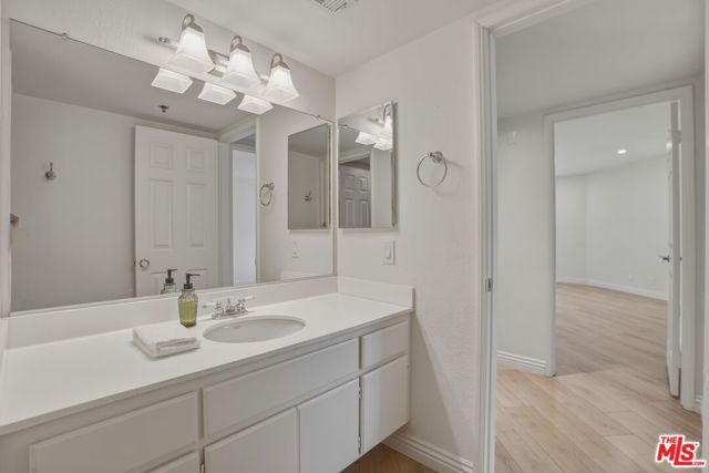 675 Oak Run Trail, Oak Park CA: https://media.crmls.org/mediaz/958671d6-bef1-41bb-ae61-18abbcc06cc0.jpg