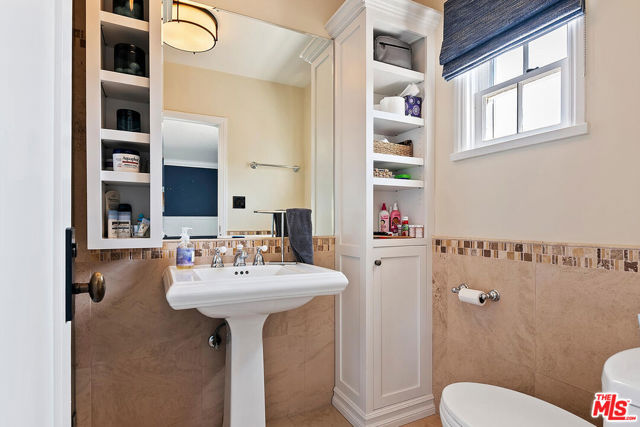 10428 Wyton Drive, Los Angeles CA: https://media.crmls.org/mediaz/95871563-18be-42eb-b519-0e4294e7b232.jpg