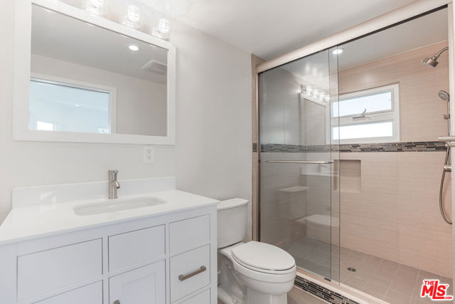 31 Breeze Avenue, Venice CA: https://media.crmls.org/mediaz/9587213d-d532-449c-9974-cd9cfa558f42.jpg