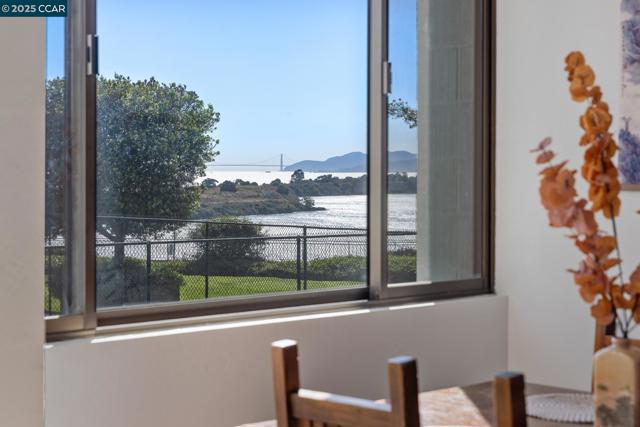 555 Pierce St, Albany CA: https://media.crmls.org/mediaz/958726f5-a762-481a-ba14-75c5f881083b.jpg