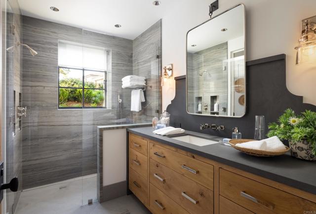 17845 Via de Fortuna, Rancho Santa Fe CA: https://media.crmls.org/mediaz/9587807d-3ff3-4b9e-9b82-18bfad974f23.jpg