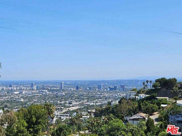 8613 Franklin Avenue, Los Angeles CA: https://media.crmls.org/mediaz/95890cf4-e7da-41de-b7cf-c7f3cffa2df8.jpg
