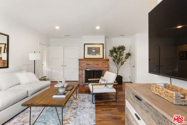 11536 Otsego Street, Valley Village CA: https://media.crmls.org/mediaz/958cec23-0304-4254-91a3-76283725bc6f.jpg