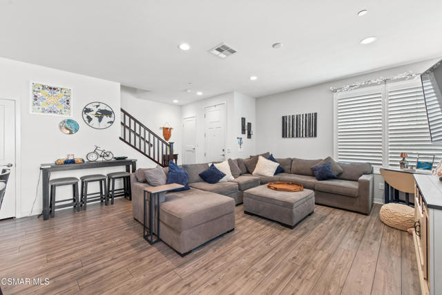 1830 Poppy Drive, Simi Valley CA: https://media.crmls.org/mediaz/958deade-a469-4277-8ac0-b5e78bd7295d.jpg