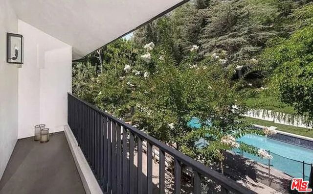 9684 Wendover Drive, Beverly Hills CA: https://media.crmls.org/mediaz/958ef595-1d66-4935-975d-e1a7a2ccde7e.jpg