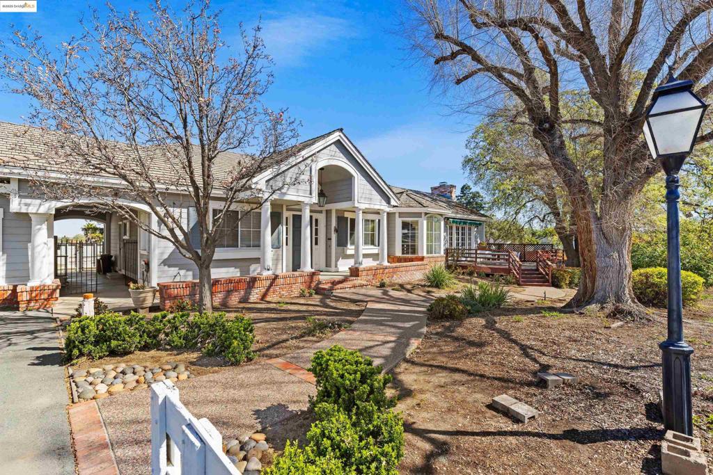 4210 Suzanne Dr
