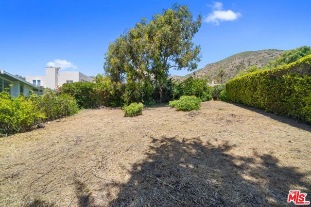 31826 Broad Beach Road, Malibu CA: https://media.crmls.org/mediaz/95913f66-e9a6-4a1c-a2c3-cb076e61db0a.jpg