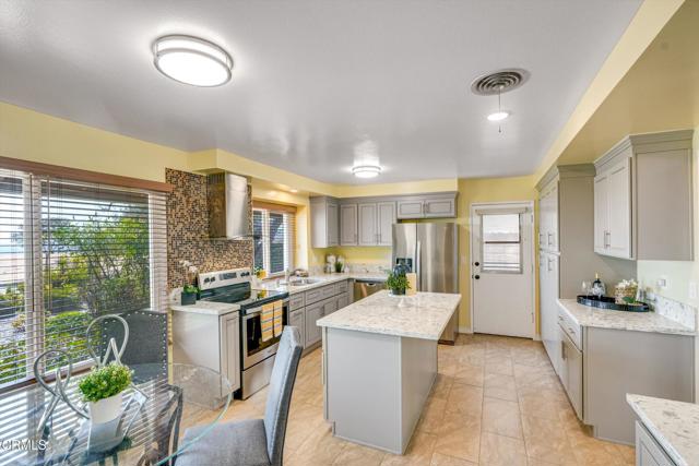 Detail Gallery Image 13 of 44 For 19015 Braemore Rd, Porter Ranch,  CA 91326 - 4 Beds | 3 Baths