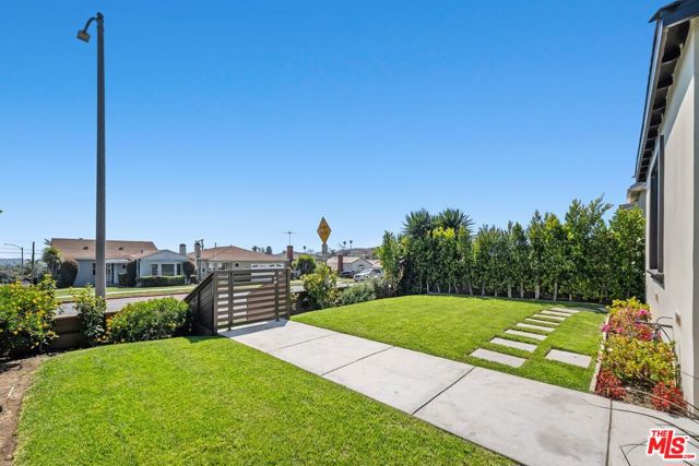 4401 W 58th Place, Los Angeles CA: https://media.crmls.org/mediaz/95929c27-d1a5-4319-bcb7-715877e60f9c.jpg