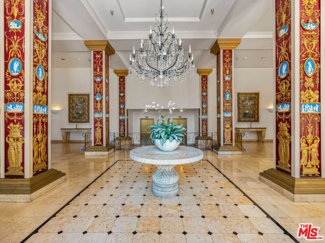 9249 Burton Way, Beverly Hills CA: https://media.crmls.org/mediaz/9592f521-b7cc-4f02-bec9-9ea6c2322cec.jpg