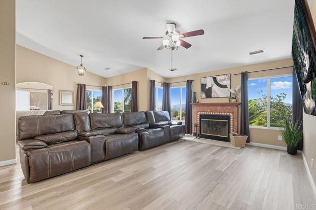Detail Gallery Image 7 of 44 For 1814 Centennial Way, Escondido,  CA 92026 - 4 Beds | 3 Baths