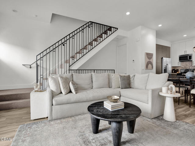 Detail Gallery Image 7 of 21 For 5662 Hazeltine Ave, Sherman Oaks,  CA 91401 - 4 Beds | 3 Baths