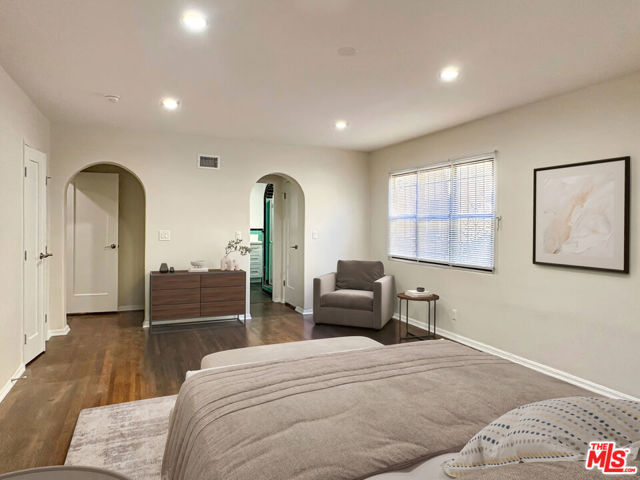 170 N Orange Drive, Los Angeles CA: https://media.crmls.org/mediaz/9593cff1-a2af-4ecf-972f-e112517e0ee1.jpg