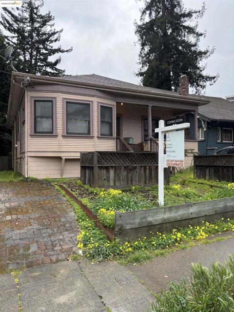 35 Randwick Ave, Oakland CA: https://media.crmls.org/mediaz/9594543a-2c9c-4c98-97c4-e38b70d33886.jpg