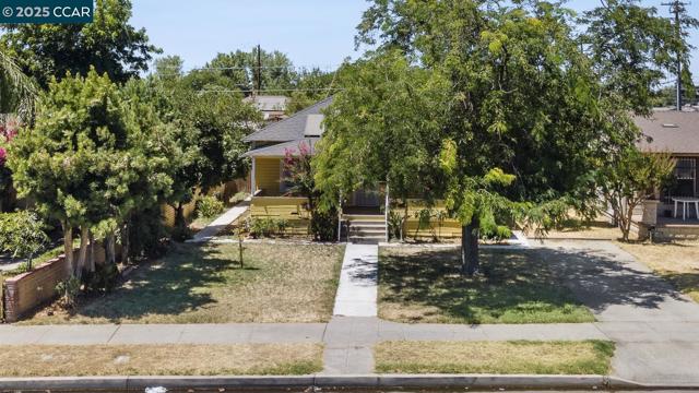 935 E Yosemite Ave, Madera CA: https://media.crmls.org/mediaz/95949fcc-0305-41ab-a98d-7ef4e18774b0.jpg