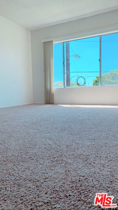 11081 ROSE Avenue, Los Angeles CA: https://media.crmls.org/mediaz/95963f2c-e989-44cf-b63f-e55497a59425.jpg