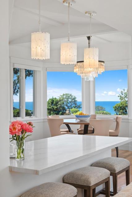 Detail Gallery Image 8 of 30 For 555 Amphitheatre, Del Mar,  CA 92014 - 4 Beds | 3/1 Baths