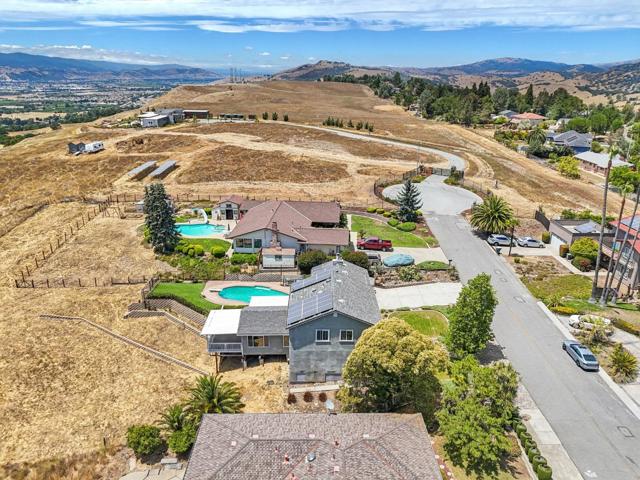 17365 Oak Leaf Drive, Morgan Hill CA: https://media.crmls.org/mediaz/9598e5c2-1091-4f69-ac98-59d6bc58a634.jpg
