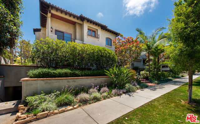 838 16th Street, Santa Monica CA: https://media.crmls.org/mediaz/9599f930-15c5-4939-ab8b-3c517fb1a95c.jpg