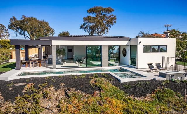722 Amphitheatre Dr, Del Mar CA: https://media.crmls.org/mediaz/959add8c-6004-4814-94a8-62a456f593df.jpg