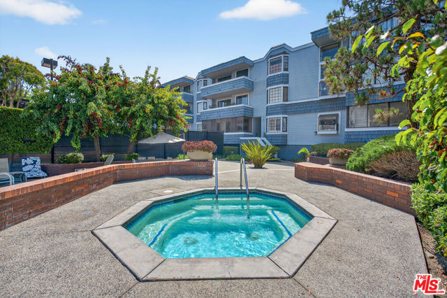 311 Bora Bora Way, Marina del Rey CA: https://media.crmls.org/mediaz/959bbc10-59ce-4600-a4e9-f44611e080fa.jpg